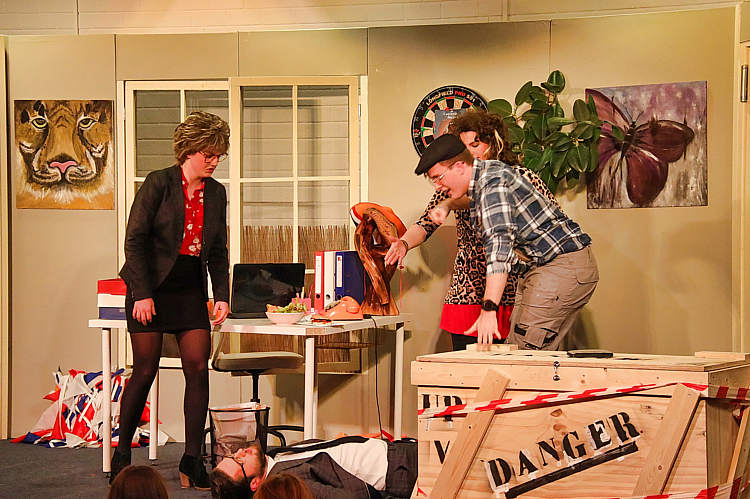 CPJ Waarder-Driebruggen met de klucht 'Dolle beestenboel'_57